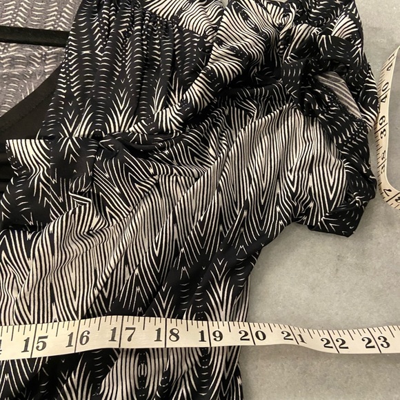 Worthington Size XL Black White Geometric Wrap Front Short Sleeve Stretch Blouse - Picture 5 of 10